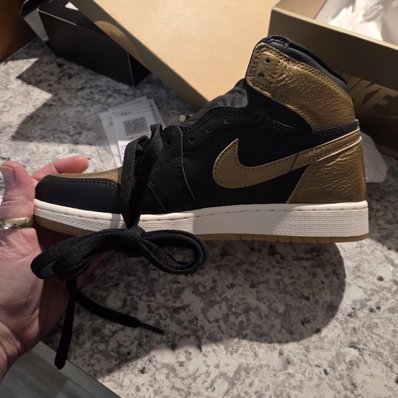 New In Box Air Jordan 1 Retro High OG Black and Gold Men's And Women Shoes - Picture 7 of 11